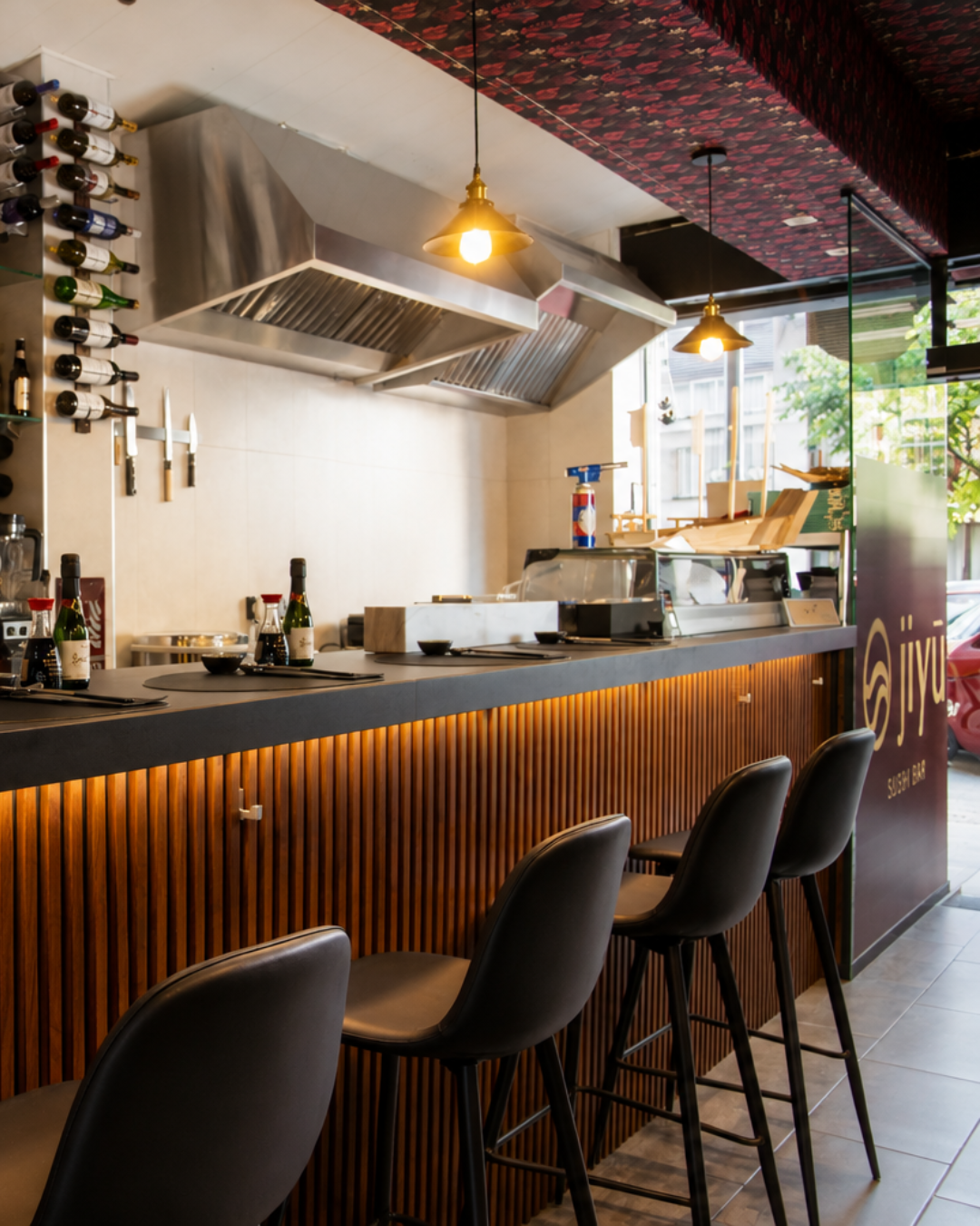 Barra interior de Jiyu Sushi Bar Madrid