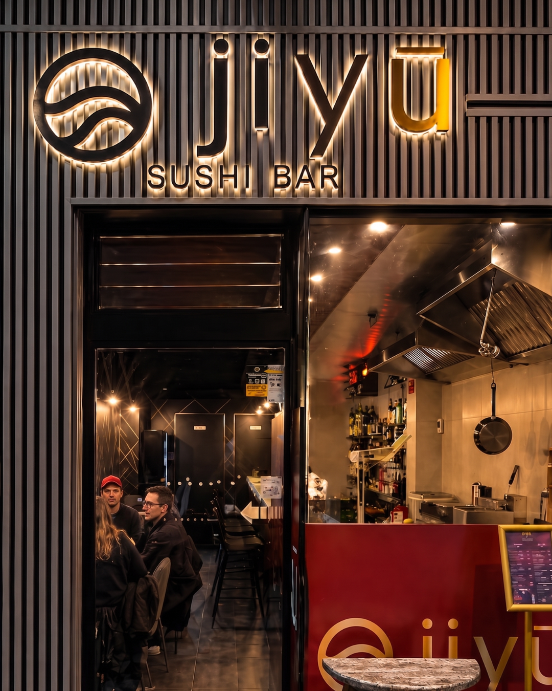Fachada exterior de Jiyu Sushi Bar Madrid de noche